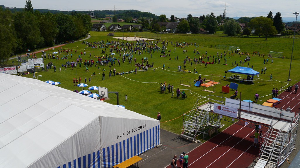 Ein Überblick über das Wettkampfgelände des Jugendsporttages in Obfelden.